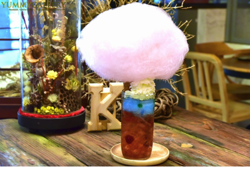 Một món sữa lắc độc đáo với một cây kem ốc quế bên trên và trên cùng là một cây kẹo bông gòn khá “đồ sộ” 