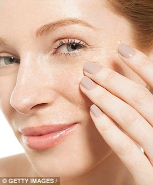 Uống trà xanh còn giữ cho da dẻ được đẹp nhờ chống lão hóa da và cải thiện tình trạng của da. Phụ nữ uống trà xanh giảm ít bị đỏ da dưới bức xạ mặt trời, điều này chứng tỏ các hoạt chất có trong trà xanh có tác dụng ngăn ngừa tác hại của ánh nắng. 