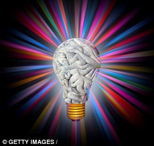 Nếu bạn muốn khi về già vẫn minh mẫn thì nên uống matcha trà xanh. Chất catechin có trong bột trà xanh có thể đi tới não và bảo vệ các tế bào thần kinh, làm giảm bớt sự suy giảm chức năng não. Trà xanh còn có thể ngăn ngừa bệnh Alzheimer, một trong những nguyên nhân dẫn đến mất trí nhớ. Ngoài catechin còn có L-theanin, một loại axit amino có tác dụng thư giãn có trong trà xanh cũng rất tốt cho trí nhớ và làm giảm bớt sự suy giảm nhận thức khi con người về già. 