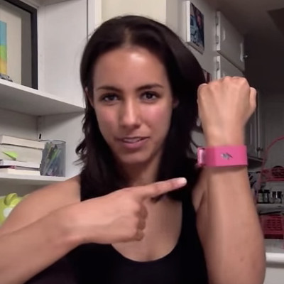 Dưới con mắt của các chuyên gia thần kinh và tâm thần, chiếc vòng này chỉ là một hình thức trừng phạt đắt tiền. Nhưng để huấn luyện cho bộ não, bạn cần đeo chiếc vòng này liên tục trong ít nhất 5 ngày kể cả khi bạn rất muốn tháo nó ra. 