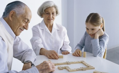 Ông bà luôn giỏi việc chơi đùa với trẻ hơn bố mẹ, từ việc chỉ trỏ đồ này vật kia đến dạy trẻ nhận biết các hình thù… Cuộc sống bận rộn khiến bố mẹ phải làm việc tại công sở rồi lại trở về nhà học cách nuôi dạy con nên không phải ai cũng có thời gian chơi đùa với trẻ. Ngược lại ông bà lại có thời gian để chơi đùa với trẻ rất thoải mái, không áp lực lại vừa có việc để làm khi về già.