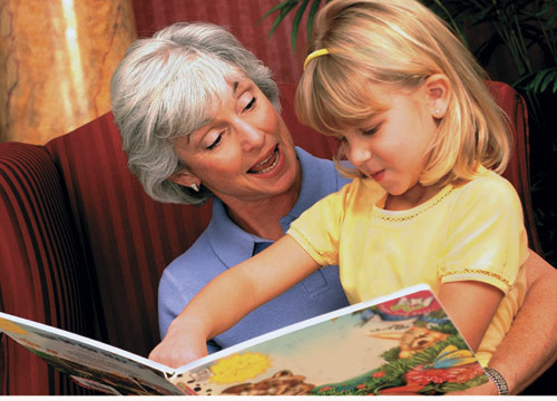 Việc đọc hay kể đi kể lại những câu chuyện mà trẻ thích nghe vào giờ đi ngủ cũng là việc không hề đơn giản đối với bố mẹ. Sau một ngày làm việc mệt mỏi, dù rất yêu con nhưng bạn cũng sẽ tìm cách thực hiện việc kể chuyện cho trẻ một cách chóng vánh rồi đi ngủ. Ông bà lại là những người rất có thời gian cho việc này vì biết chắc chắn rằng dù mất bao lâu đi nữa thì trẻ cũng sẽ buồn ngủ. 