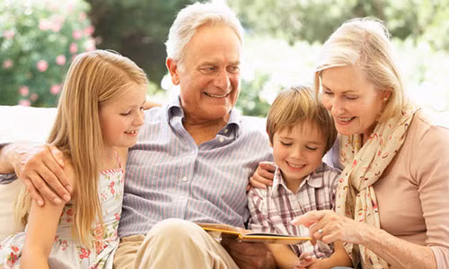 Khi nuôi con, hẳn ông bố bà mẹ nào cũng tìm kiếm các thông tin trên mạng internet về cách dạy trẻ đi vệ sinh, cách xử lý khi trẻ kén ăn hoặc khi trẻ cứng đầu…Từ đó rất dễ rơi vào cảnh thực hiện theo tất cả những lời khuyên tốt nhưng vẫn có thể mâu thuẫn nhau. Ngược lại, ông bà chẳng cần đến Google mà vẫn chăm sóc con cháu thật tốt. (Nguồn ảnh: Huffpost)