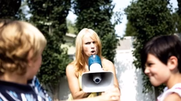 Cũng như bất kỳ một người lớn có trách nhiệm nào, ông bà cũng sẽ la mắng trẻ. Nhưng khi làm việc này, những người lớn tuổi luôn ý thức được rằng việc trẻ làm sai một điều gì đó không phải là một hành động phạm tội. Vì vậy ông bà có thể bình tĩnh đưa ra biện pháp giáo dục trẻ. 