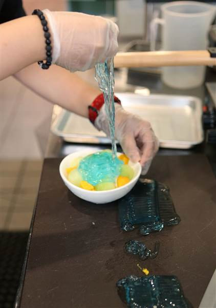 Lớp mì được đặt lên trên cùng một cách khéo léo sao cho trông giống như một thác nước.