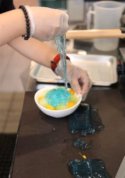 Lớp mì được đặt lên trên cùng một cách khéo léo sao cho trông giống như một thác nước.