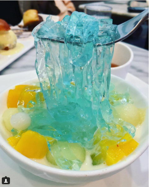 Món ăn này có tên gọi trong thực đơn là Ice Stream (tức dòng sông băng) vì trông giống như một dòng nước suối, bên dưới nó không hẳn là kem mà là đá xay rưới sữa đặc. 