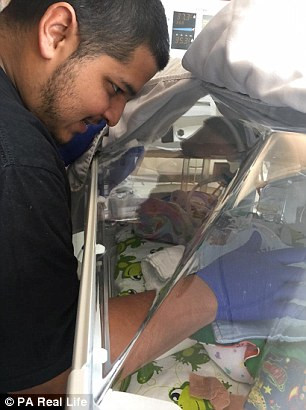 Trong suốt vài tuần đầu tiên sau khi sinh, cặp vợ chồng Robert và Marissa chỉ có thể quan sát bé qua kính. Mặc dù cơ thể vô cùng nhỏ bé so với tuổi nhưng rất may là phổi của bé cũng khỏe hơn mỗi ngày. 