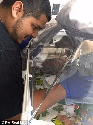 Trong suốt vài tuần đầu tiên sau khi sinh, cặp vợ chồng Robert và Marissa chỉ có thể quan sát bé qua kính. Mặc dù cơ thể vô cùng nhỏ bé so với tuổi nhưng rất may là phổi của bé cũng khỏe hơn mỗi ngày. 