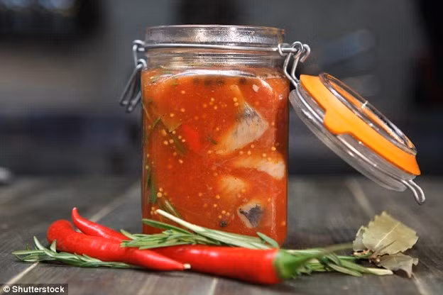 Kế hoạch hành động đối với carbohydrate cụ thể như sau: Nên bổ sung khoảng 45-60% năng lượng đầu vào từ cac loại carb tốt như rau xanh và các loại có chỉ số GI thấp (chẳng hạn như pasta trắng, cơm trắng, khoai lang và các loại đậu. Nên tránh xa những thực phẩm có chứa sắt. Duy trì thói quen ăn chậm và ăn carb vào cuối bữa. 