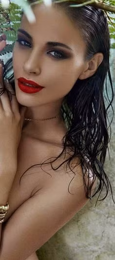 Son đỏ với mắt khói là kiểu trang điểm không bao giờ lỗi thời. Kiểu này phù hợp với tất cả mọi hoàn cảnh nhưng phát huy hiệu quả cao nhất vào những buổi tối hẹn hò. 