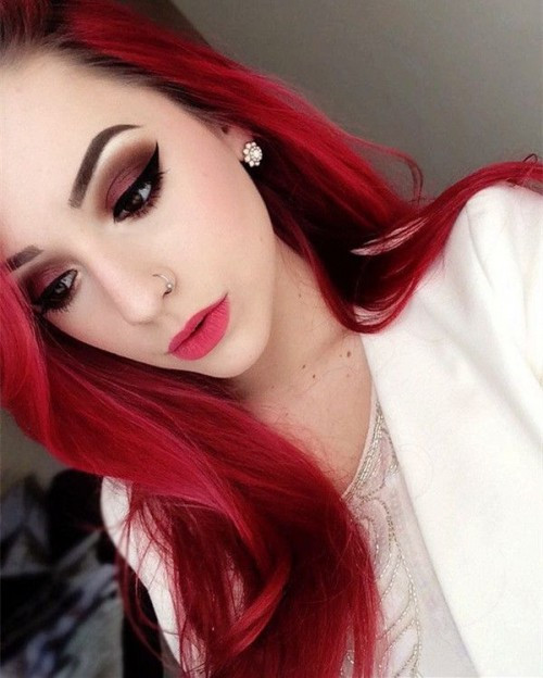 Tóc đỏ, mắt đỏ, môi đỏ chính là một trong những kiểu trang điểm ấn tượng nhưng không phải ai cũng phù hợp. Đây là kiểu trang điểm sang trọng phù hợp với những trang phục thiết kế. 