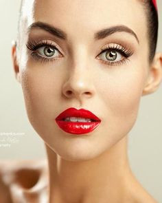 Nếu muốn giảm đi bớt sắc đỏ, chỉ cần thêm một chút son bóng.