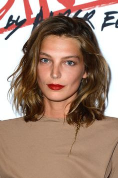 Thanh lịch, cổ điển và thời thượng: đó chính là vẻ đẹp được tạo ra chỉ nhờ son đỏ và mascara. Đây là kiểu trang điểm phù hợp với bất kỳ hoàn cảnh nào từ văn phòng với váy bút chì đến trường học với quần jean, những buổi tối hẹn hò quyến rũ với váy ôm sát. 