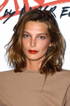 Thanh lịch, cổ điển và thời thượng: đó chính là vẻ đẹp được tạo ra chỉ nhờ son đỏ và mascara. Đây là kiểu trang điểm phù hợp với bất kỳ hoàn cảnh nào từ văn phòng với váy bút chì đến trường học với quần jean, những buổi tối hẹn hò quyến rũ với váy ôm sát. 