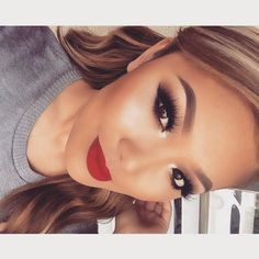 Trên đây là kết hợp son đỏ với các kiểu đánh mắt, thế còn má thì sao? Tuy trang điểm son đỏ thì nên để má không màu để gương mặt không bị quá tải nhưng nếu muốn có thể dùng thêm màu nhẹ nhàng như màu nâu. 