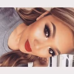 Trên đây là kết hợp son đỏ với các kiểu đánh mắt, thế còn má thì sao? Tuy trang điểm son đỏ thì nên để má không màu để gương mặt không bị quá tải nhưng nếu muốn có thể dùng thêm màu nhẹ nhàng như màu nâu. 