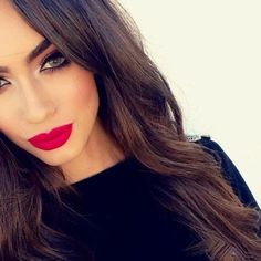 Tuy nhiên nếu không trang điểm mắt thì vẫn có thể làm nổi bật gò má với phấn má màu đỏ. Hai màu đỏ trên một nửa gương mặt khiến bạn trông tràn đầy năng lượng và hấp dẫn.