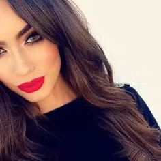 Tuy nhiên nếu không trang điểm mắt thì vẫn có thể làm nổi bật gò má với phấn má màu đỏ. Hai màu đỏ trên một nửa gương mặt khiến bạn trông tràn đầy năng lượng và hấp dẫn.