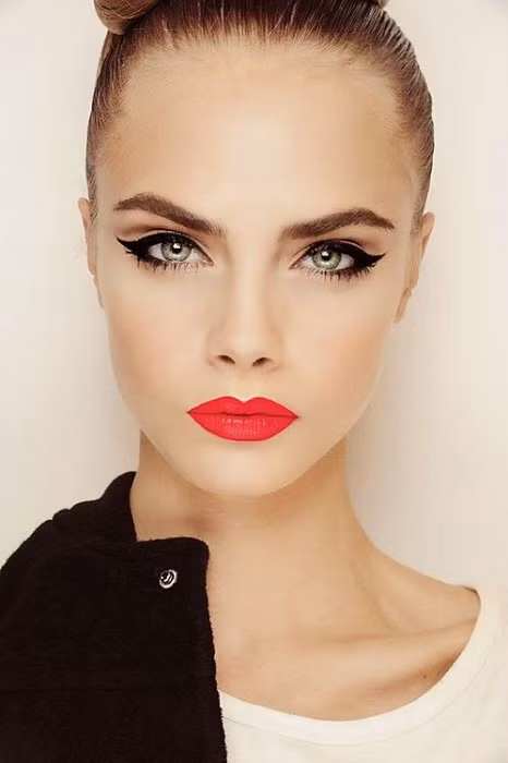 Một trong những kiểu trang điểm đẹp nhất là son đỏ với mắt mèo tạo ra ánh nhìn say đắm. Kiểu này có thể kết hợp cùng quần jean, bốt cao hoặc áo ôm sát. 