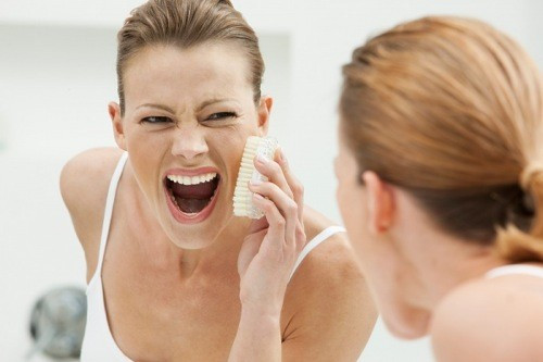 Không quên tẩy da chết: Những người năng vận động thường có nhiều da chết hơn người bình thường và khả năng sẽ tắc nghẽn trong lỗ chân lông dẫn đến mọc mụn trứng cá. Nếu tập luyện từ 5-6 ngày mỗi tuần, bạn cần dùng sản phẩm tẩy da dịu nhẹ 2-3 lần mỗi tuần. Tránh xa những sản phẩm tẩy da chết dạng hạt. Một cách tẩy da chết nhẹ nhàng là dùng khăn cotton. Sau khi rửa mặt sạch, dùng khăn lau mặt theo hình tròn một cách nhẹ nhàng trong khoảng 2-3 phút. Cách này có thể áp dụng với cả mặt và người. 