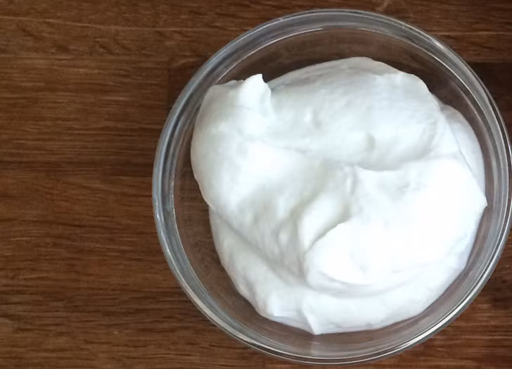 Sữa chua được làm từ sữa và có chứa những lợi khuẩn có thể làm dịu và làm mát làn da trong khi tẩy trang. Các enzym và axit lactic có trong sữa chua giúp loại bỏ các tế bào chết và cấp ẩm cho da. Để tẩy trang, hãy nhúng bông vào sữa chua rồi bôi lên mặt và mát xa đều trước khi rửa sạch. Lưu ý nên dùng sữa chua không mùi. 