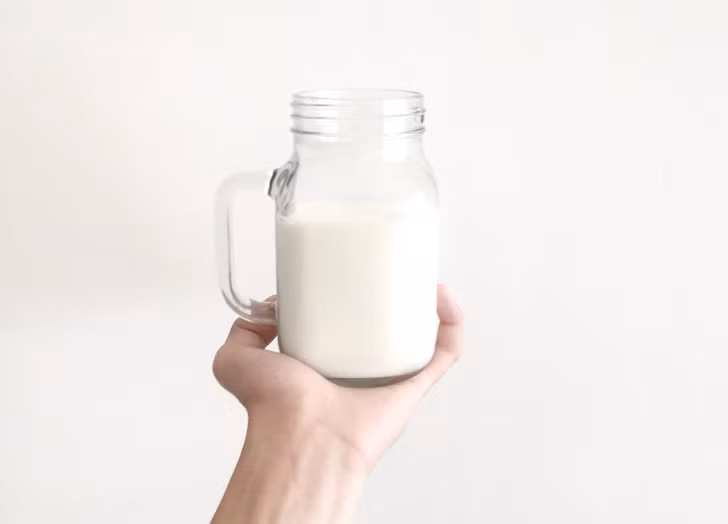 Cũng giống như sữa chua, sữa tươi là sự kết hợp của nước, chất béo và protein nên trở thành loại kem tẩy trang siêu tốt dành cho người có làn da nhạy cảm. Mặc dù nhiều người uống sữa bị mọc mụn nhưng hiệu quả từ bên ngoài của sữa chua đối với da thì hoàn toàn ngược lại, da sẽ mềm, giữ được độ ẩm thậm chí còn được tẩy tế bào chết sơ qua. 