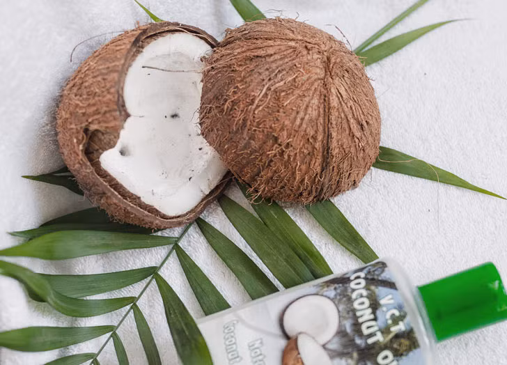 Dầu dừa là một công cụ làm đẹp hữu ích ngoài sức tưởng tượng trong vai trò tẩy trang. Tẩy trang bằng dầu dừa không chỉ vô cùng đơn giản mà còn có tác dụng cấp ẩm cho da. 