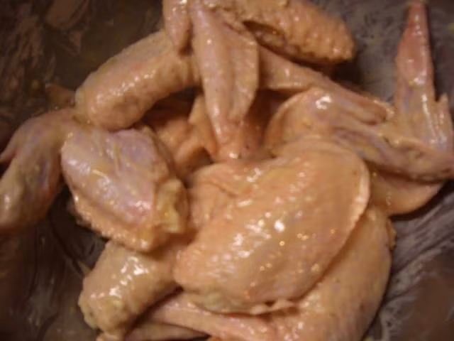 Lấy ra đổ hết nước đi (nếu có) rồi trộn cánh gà với lòng trắng trứng rồi cho bột mì vào cho đến khi gà dính một lớp bột nhão bên ngoài. Nên thực hiện thao tác này ngay trước khi chiên gà. 