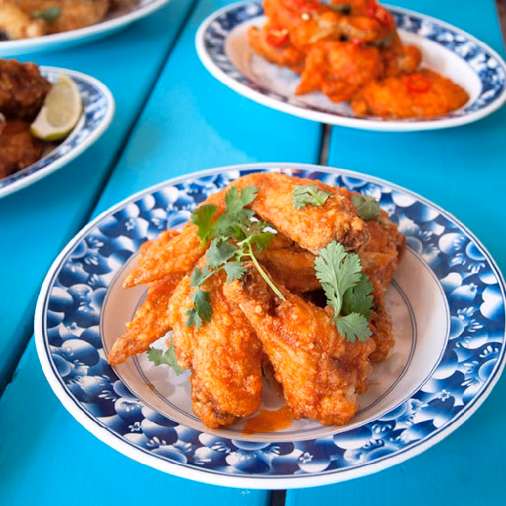 Nguyên liệu cho món cánh gà chiên giòn gồm có: 15 cánh gà (chỉ lấy cánh giữa và đầu cánh), muối, hạt tiêu, một chút rượu sake, nước tương (xì dầu), bột nước dùng gà, dầu mè, lòng trắng trứng, bột mì. 