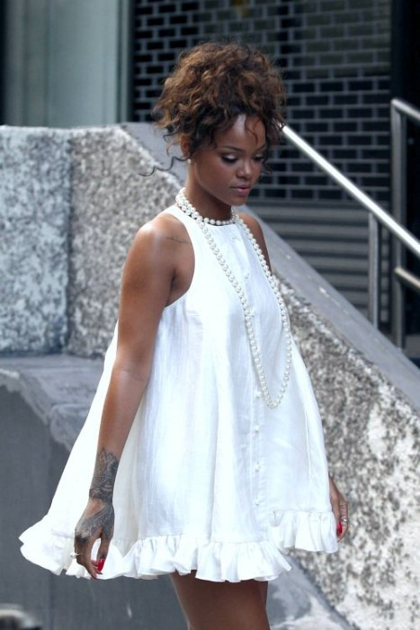 Với một chiếc váy màu sắc hoặc đơn sắc kiểu dáng búp bê với mái tóc buông xõa và trang điểm tự nhiên, bạn hoàn toàn có thể hét lên rằng “tôi ở đây là để thư giãn và vui chơi”. Với trang phục này nên kết hợp với những đôi xăng-đan gợi cảm. 