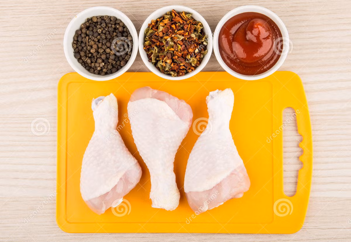  Thịt gà xào ketchup là một món ăn đơn giản chỉ với hai nguyên liệu chính là thịt gà không xương (1kg), sẽ ngon hơn nếu chọn thịt lườn hoặc thịt đùi; 1 chén sốt cà chua (ketchup), nửa bát bột mì, dầu ăn, muối, tiêu, ớt. 