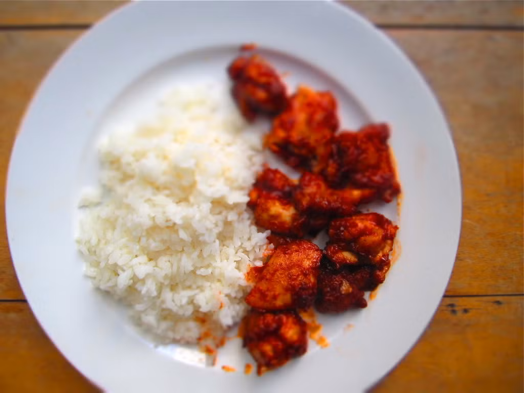 Cho phần dầu còn lại vào chảo và bật lửa vừa, cho tỏi và ớt vào xào khoảng 2 phút, tiếp đến cho ketchup vào đảo đều cho đến khi ketchup sôi và đậm màu dần. Cho gà vào đảo cùng với ketchup đến khi ketchup dính đều trên miếng thịt gà. Cuối cùng nêm lại gia vị cho vừa ăn là món thịt gà xào xốt cà chua đã hoàn tất. 