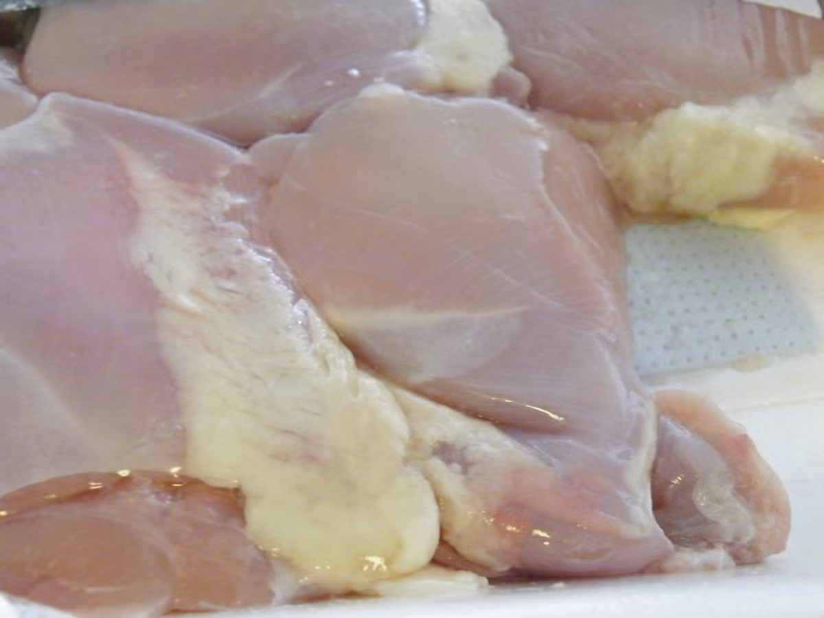 Thịt gà rửa sạch, để ráo, cắt miếng vừa ăn rồi rắc một ít bột mì lên trên, xóc đều cho khô. 