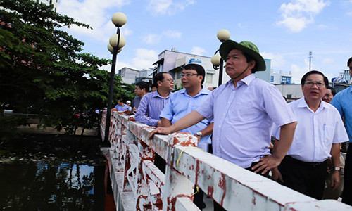 Giải quyết vấn đề ô nhiễm trên kênh rạch là một trong những vấn đề quan tâm của ông Đinh La Thăng. Giải quyết vấn đề ô nhiễm trên kênh rạch là một trong những vấn đề quan tâm của ông Đinh La Thăng.