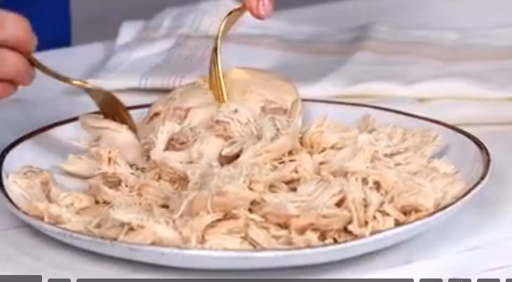 Dùng nước dùng gà để luộc gà cho ngọt thịt. Nếu không có nước dùng thì luộc bằng nước thường. Khi gà sôi lên thì giảm lửa, đậy vung đến khi gà chín hết, vớt ra để nguội khoảng 15 phút rồi xé nhỏ theo thớ thịt theo kiểu gà xé phay.