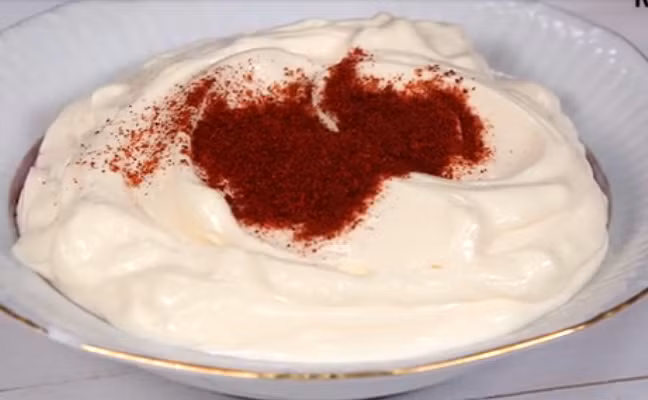 Trộn 3 chén mayonnaise với 1 thìa ớt bột..