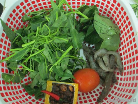 Để nấu một bát canh chua rau muống cần có những nguyên liệu sau: ½ bó rau muống, 150g tôm, 1 quả cà chua, 1 quả me tươi hoặc một thìa me khô, vài nhánh tỏi, 1 thìa ớt cắt nhỏ, hạt nêm, muối, đường. 