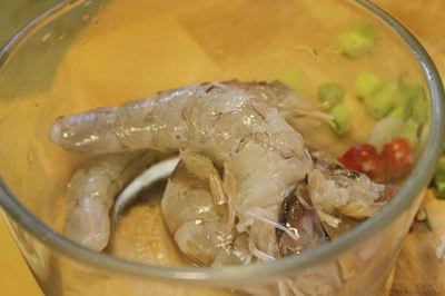 Rửa sạch tất cả các nguyên liệu, tôm cắt râu lột vỏ rồi bỏ chỉ lưng nếu có, rau muống cắt khúc dài khoảng 7cm, cà chua bổ múi cau, me cạo vỏ. 