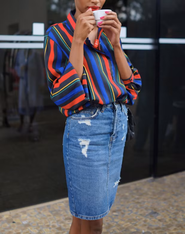 Nếu những chiếc váy mini kiểu cổ điển không đủ thu hút sự chú ý, hãy diện ngay một chiếc váy jean dáng bút chì và mix với một chiếc áo có cổ hoặc áo phông dáng hộp và chọn phụ kiện phù hợp. Bộ trang phục này cũng đa năng không kém gì chiếc quần jean bạn mặc hàng ngày. 