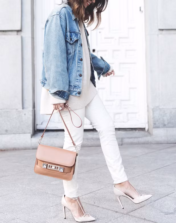 Đối với những buổi tối mùa xuân vẫn còn hơi lạnh, lựa chọn một chiếc áo khoác jean không bao giờ là một sự lựa chọn sai lầm. Tuy nhiên, mốt đang thịnh hành hiện nay không phải là áo jean vừa vặn mà là những những chiếc áo hơi quá khổ, dài và rộng hơn bình thường.