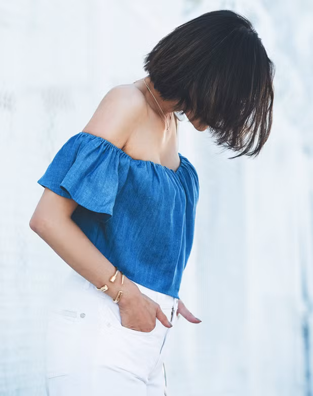 Chiếc áo thời trang nhất hiện nay thuộc về áo trễ vai. Khi trời đã hết lạnh không cần mặc áo khoác, hãy diện ngay chiếc áo dễ thương này với quần jean trắng.