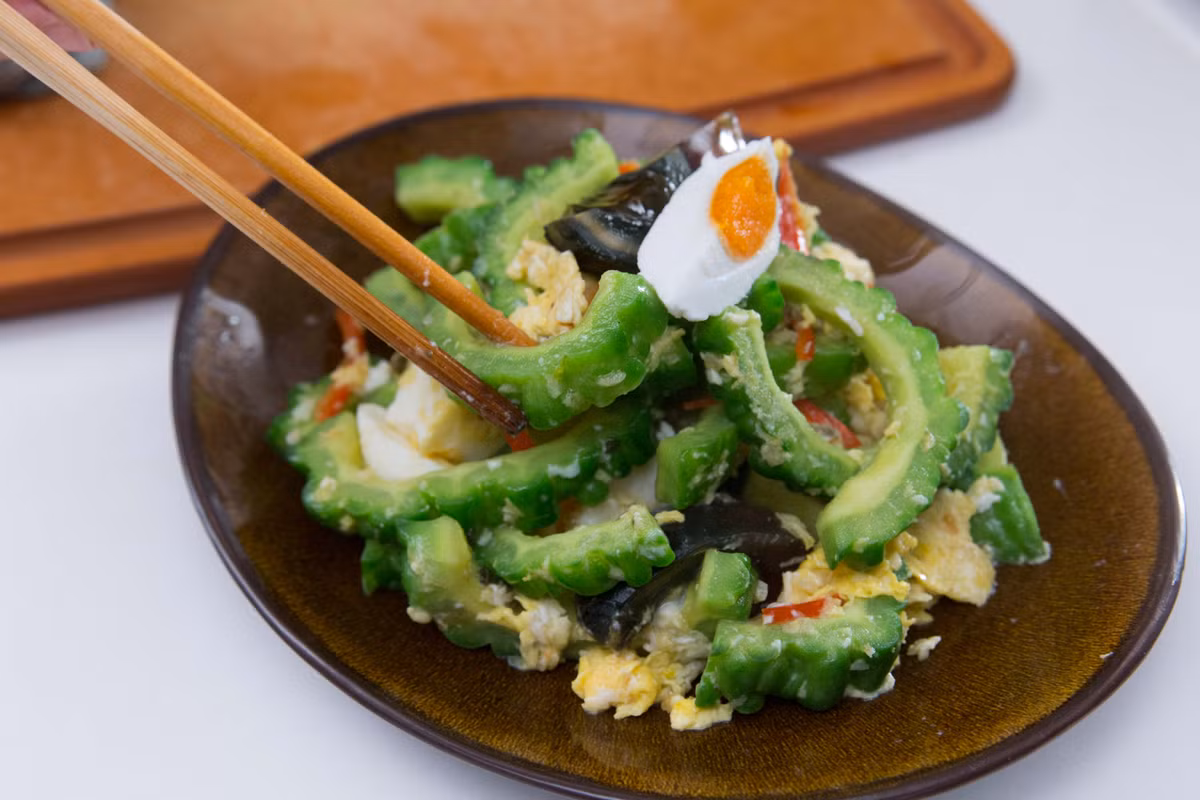 Với hàm lượng vitamin C cao gấp 15-20 lần dưa chuột, mướp đắng xào đặc biệt này là món ăn có rất nhiều công dụng đối với sức khỏe như thải độc tố, làm mát, trị bệnh tim mạch.