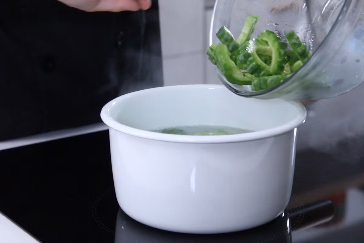 Sơ chế mướp đắng Rắc một nhúm muối vào mướp đắng rồi để khoảng 10 phút rồi trần qua nước sôi. 