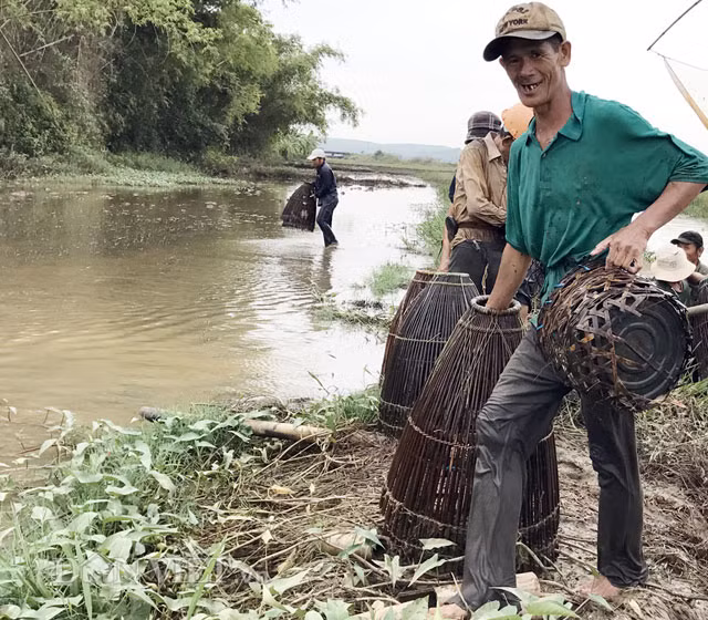 Theo giải thích của người dân Đức Thắng, đi chụp nơm càng đông càng tốt bởi lẽ nước sẽ bị khuấy đục nên cá sẽ không thấy bóng người để tránh; đồng thời cá hoảng sợ nên chạy lung tung... dẫn đến bắt được nhiều hơn. 