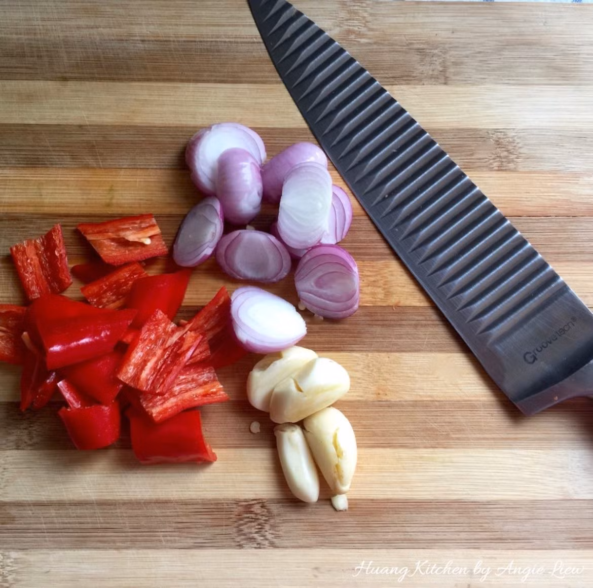 Ớt đỏ, hành tím thái nhỏ.