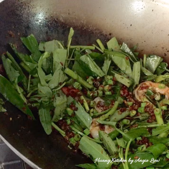 Tiếp đến cho đậu đũa, rau muống, ớt xanh, tôm tươi vào xào qua.