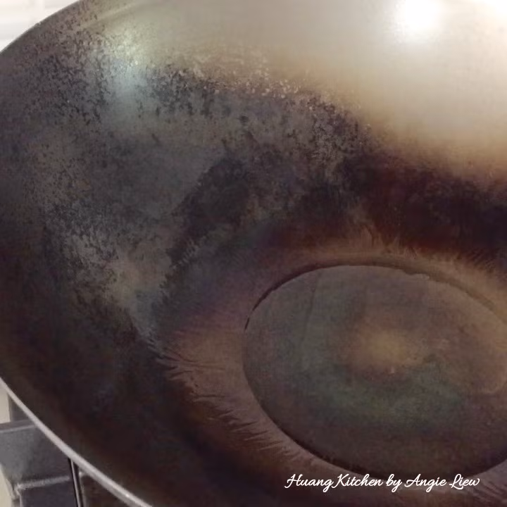 Bật bếp, cho dầu vào chảo.