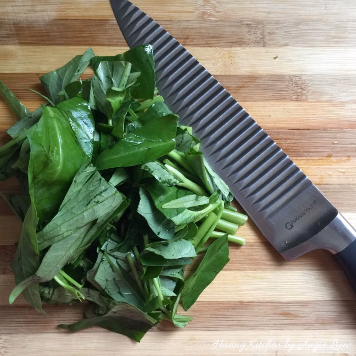 Lấy vài ngọn rau muống thái nhỏ. Lưu ý chỉ lấy lá non và phần ngọn để không bị cứng và dai.