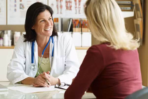 Khám vùng kín thường xuyên nếu có quan hệ tình dục: Nếu vùng kín tiết dịch do quan hệ tình dục với người mới hay người cũ thì cần đi khám phụ khoa ngay lập tức để phát hiện sớm bệnh lây nhiễm qua đường tình dục và có giải pháp xử lý cho cả hai. 